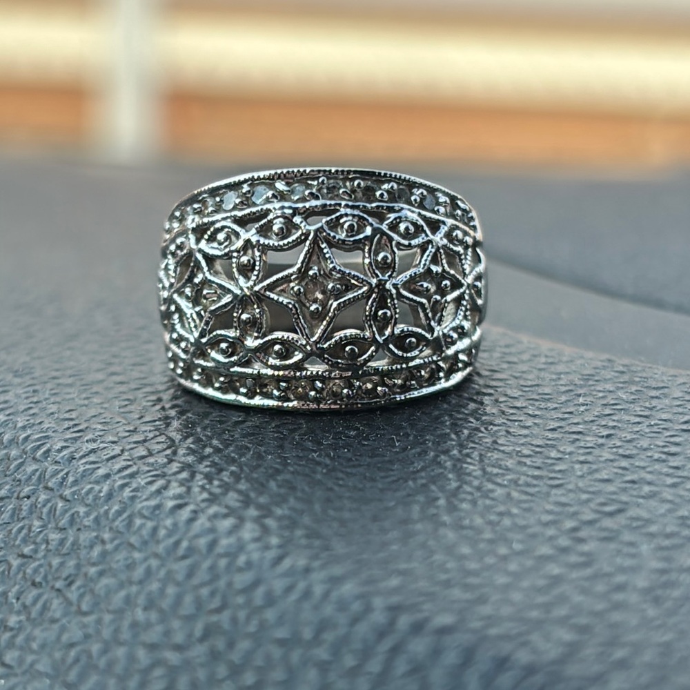 Elegant Silver Filigree Women's Ring
